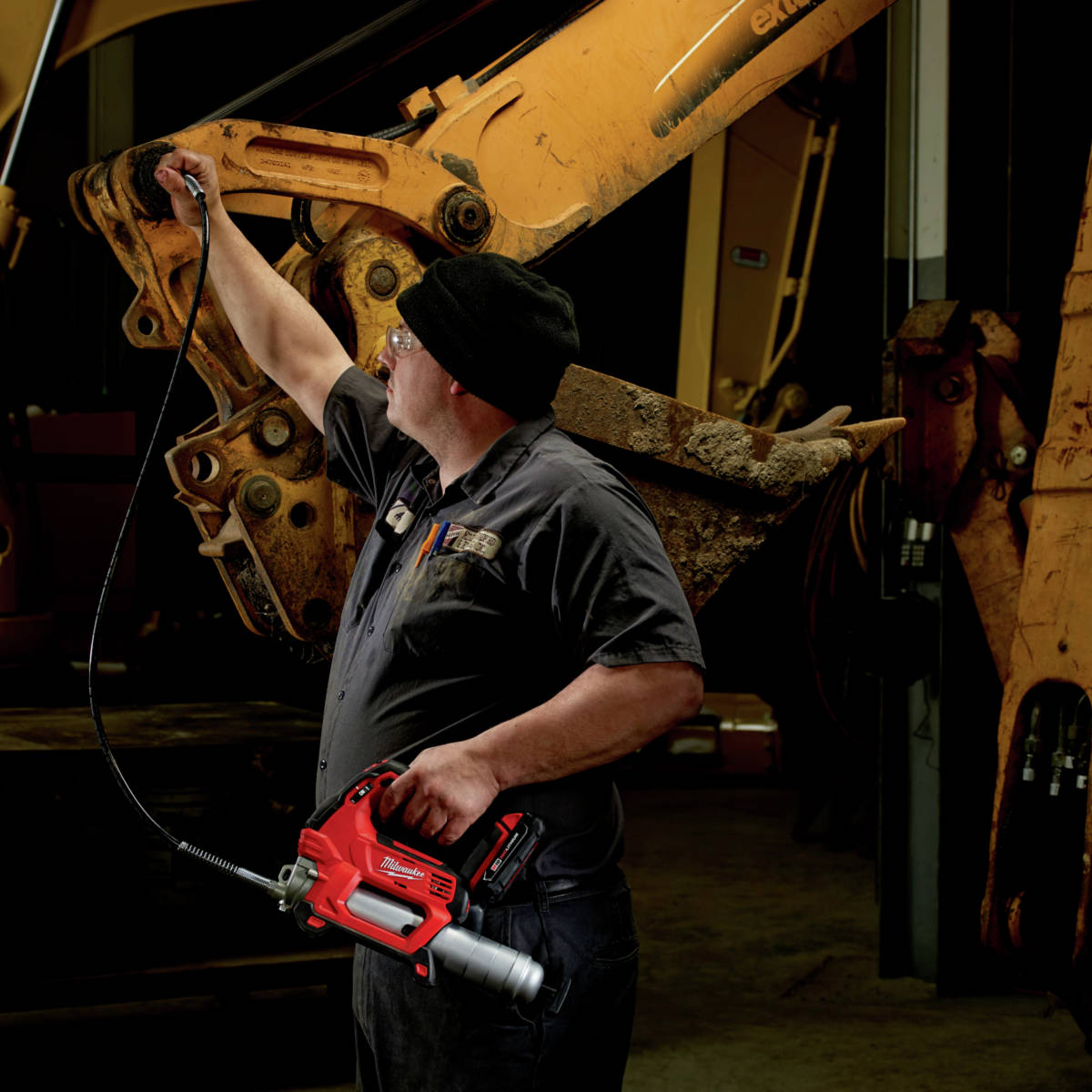 Milwaukee M18 Lithium-Ion 2-Speed Cordless Grease Gun 48 in. flexible hose offers greater access to difficult to reach fittings
