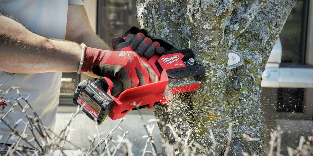 Designed with landscape maintenance professionals in mind, Milwaukee designed the HATCHET 6 in. Pruning Saw to meet the daily ergonomic, performance, and durability demands
